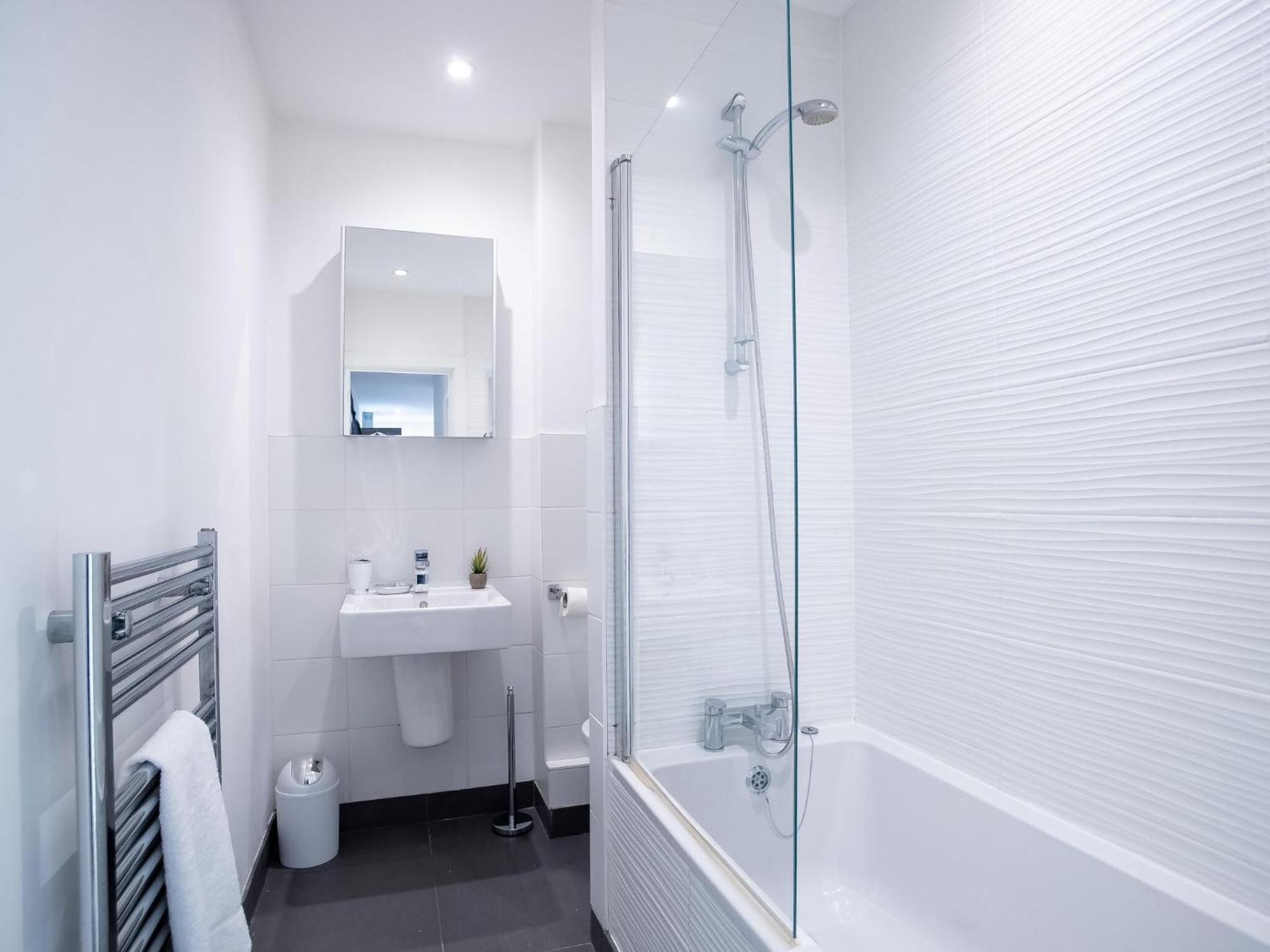 Pembroke House Apartments Exeter For Families Business Relocation Free Parking Екстериор снимка